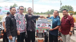 Bupati Serahkan Traktor Hibah Kementan ke Petani Nagari