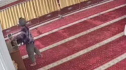 Aksi pencurian kotak amal di Masjid Raya