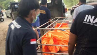 Petugas mengevakuasi mayat perempuan