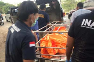 Petugas mengevakuasi mayat perempuan