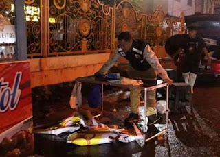 Petugas Satpol PP saat melakukan penertiban PKL di Padang.