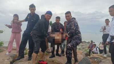 Evakuasi jenazah remaja 17 tahun yang terseret ombak di Pantai Padang