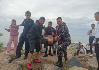 Evakuasi jenazah remaja 17 tahun yang terseret ombak di Pantai Padang