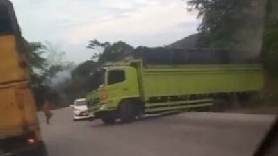 Insiden Truk Semen di Panorama Dua Picu Kemacetan Panjang