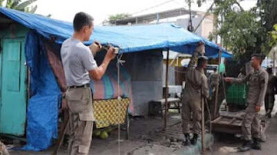 Satpol PP Amankan Gerobak dan Perlengkapan PKL