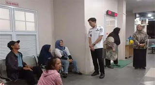 Wali Kota Sawahlunto Riyanda Putra mendengarkan aspirasi dari keluarga pasien