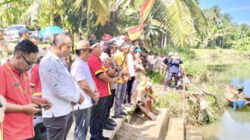 Wabup Jakop Saguruk menyaksikan Lomba Selaju Sampan di Saureinu