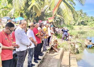 Wabup Jakop Saguruk menyaksikan Lomba Selaju Sampan di Saureinu