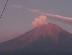 Erupsi Pagi Buta, Abu Semeru Mengarah ke Barat Daya