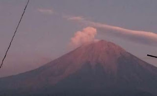 Kolom abu erupsi Gunung Semeru terlihat dari pos pengamatan di Lumajang