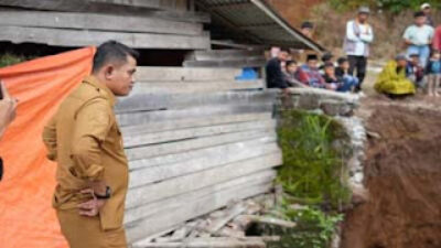 Bupati Solok Jon Firman Pandu meninjau jalan di Jorog Kampuang Dalam Tangah.