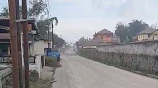 Abu vulkanik akibat erupsi Gunung Marapi di daerah Batu Palano.