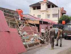 Satpol PP Amankan Gerobak dan Etalase dari Bangunan Liar