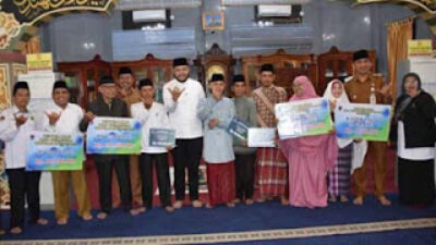 Wako Fadly Amran serahkan dana operasional RT/RW Triwulan III.