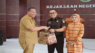 Wako Yota Balad menghadiri pengantar alih tugas Kajari Pariaman.