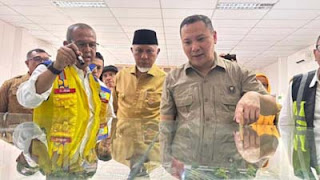 Gubernur Mahyeldi cek maket plan pembangunan flyover Sitinjau Lauik.