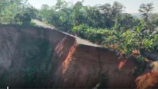 Jalur Semarang-Demak amblas tergerus longsor.