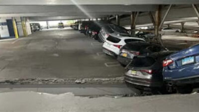 Gedung parkir bertingkat runtuh