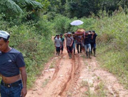Akses Sulit, Jenazah Guru Ditandu Warga Sejauh 5 Jam