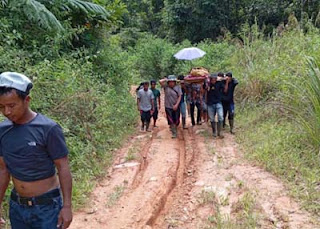 Warga Kab. Solok, terpaksa harus menggotong jenazah karena akses jalan