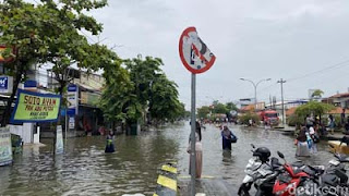 Kondisi banjir di Jalan Kaligawe Raya Kota Semarang