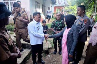Bupati Agam, Benni Warlis, bersama sejumlah kepala OPD)melakukan takziah