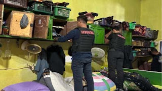 Petugas Lapas Padang melakukan penggeledahan kamar hunian narapidana