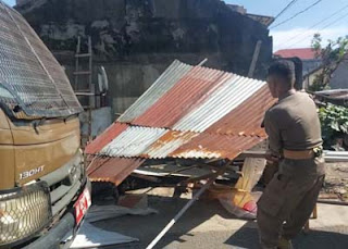 Saat Satpol PP melakukan pembongkaran bangunan liar.