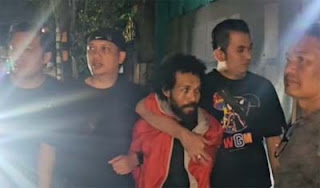 Pelaku penembakan pengacara (berjaket merah) saat ditangkap