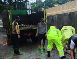 Hujan Lebat Sebabkan Tembok TPU Jeruk Purut Ambles
