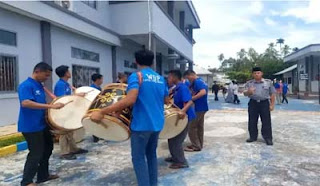 Warga binaan pemasyarakatan Lapas Lubuk Basung sedang memainkan tambua tansa.