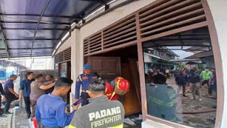 Damkar Kota Padang memadamkan api yang membakar Gudang arsip di kantor PLN UID Sumbar.