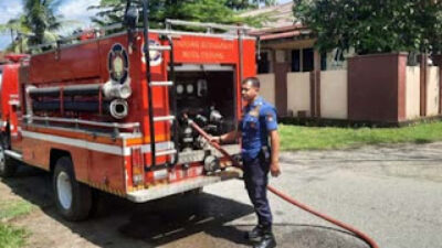 Unit pemadam kebakaran dikerahkan dalam pemadaman api menghanguskan warung di Padang.