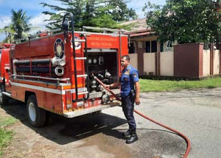Unit pemadam kebakaran dikerahkan dalam pemadaman api menghanguskan warung di Padang.