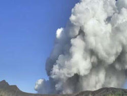 Abu Vulkanik Gunung Taal Bergerak ke Timur Laut