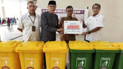 Semen Padang serahkan tong sampah