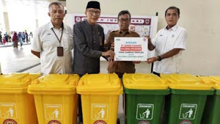 Semen Padang serahkan tong sampah