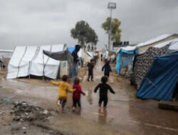 Ibu Pengungsi Gaza Menangis Lihat Tendanya Terendam, Serukan Bantuan Mendesak