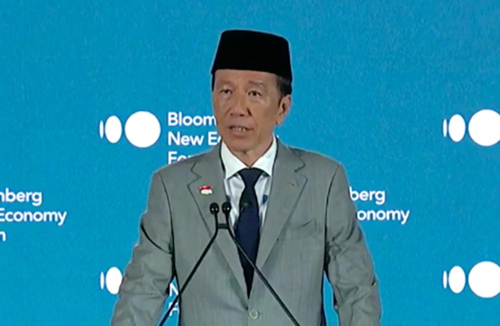 Presiden ke-7 Joko Widodo (Jokowi) menegaskan bahwa lapangan kerja tidak akan hilang di era AI dalam Bloomberg New Economy Forum di Singapura, Jumat (21/11/2025).