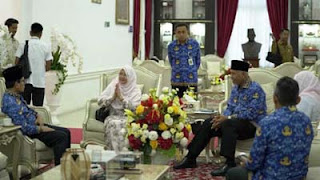 Gubernur Mahyeldi bertemu cucu pahlawan Nasional Rahmah el Yunussiyah yang baru dinobatkan Presiden Prabowo.