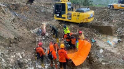 Tim SAR gabungan dengan alat berat saat mencari korban longsor.