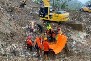 Tim SAR gabungan dengan alat berat saat mencari korban longsor.