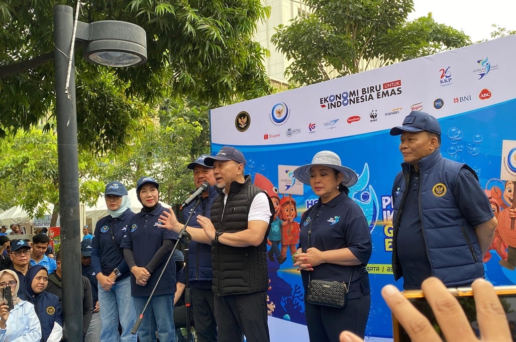 Menko Pangan Zulkifli Hasan (Zulhas) dalam flag off Karnaval Hari Ikan Nasional di Jakarta Pusat, Minggu (23/11/2025).