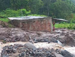 Material Banjir Timbun Jalan dan Fasilitas Warga di Agam