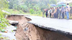 Bupati Padang Pariaman, Sumbar John Kenedy Azis meninjau lokasi jalan terban.