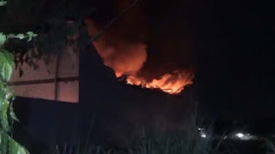 Kebakaran hebat melanda gudang plastik