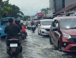 Hujan Berjam-Jam, Mobilitas Warga Padang Tersendat