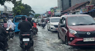 Genangan Air Ganggu Arus Lalu Lintas di Simpang Tinju dan Gunung Panggilun