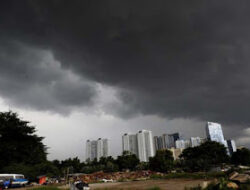 Waspada! Hujan Lebat, Angin Kencang, Gelombang Tinggi Melanda Beberapa Wilayah