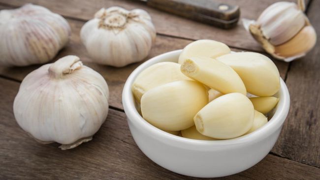 Bawang putih termasuk bahan masakan yang aman tahan lama tanpa disimpan di kulkas.